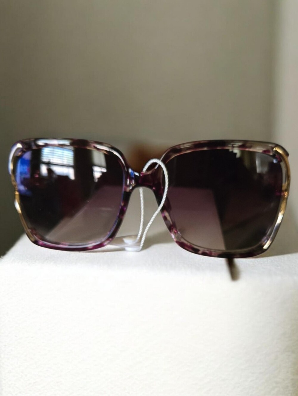 Stylish Women's Tortoise Purple. Gradient Sunglasses with Gold Accents